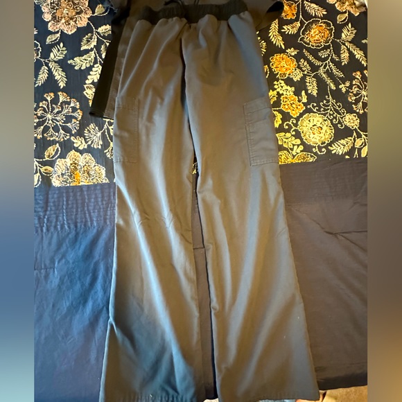 Gray scrub set - Picture 2 of 3